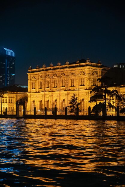 Vista del Palacio de Dolmabahce en Estambul por la noche Turquía