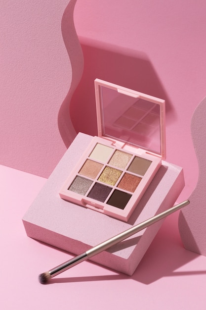 Foto gratuita vista de la paleta de sombras de ojos con aplicador de pincel