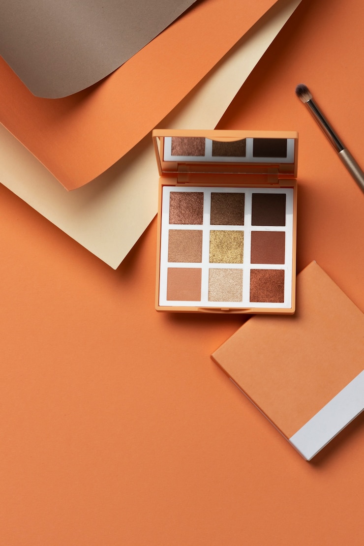 Foto gratuito vista de la paleta de sombras de ojos con aplicador de pincel