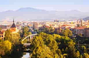 Foto gratuita vista de pamplona con puente sobre arga