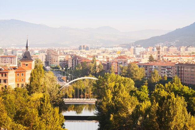 Vista de Pamplona con el puente sobre el río