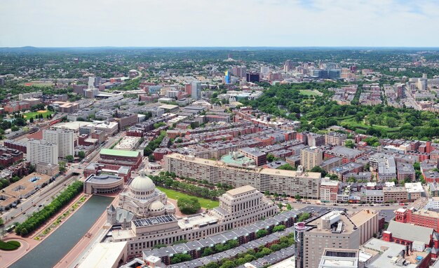 Vista panorámica aérea de la ciudad de Boston con edificios urbanos y autopistas.