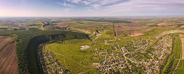 Vista panorámica aérea drone del valle de la iglesia de la naturaleza con río y colinas