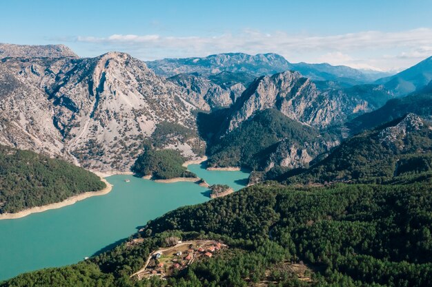 Vista panorámica aérea montaña, agua, vegetación