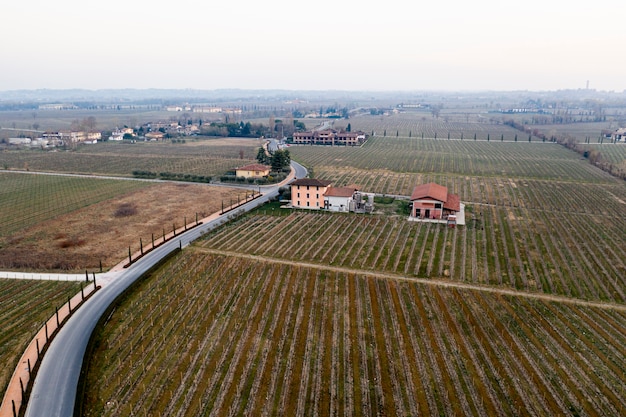 Vista panorámica aérea del paisaje de una carretera desde un pueblo