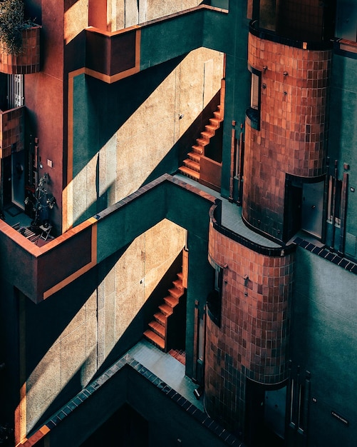 Vista panorámica de un antiguo edificio residencial en una zona urbana