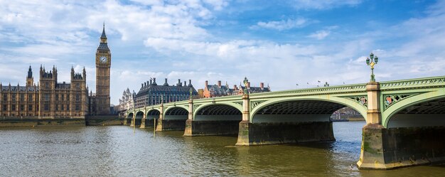 Vista panorámica del Big Ben y el puente, Londres, Reino Unido.