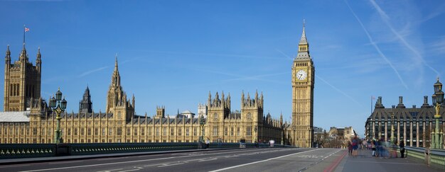 Vista panorámica del Big Ben desde el puente de Londres.