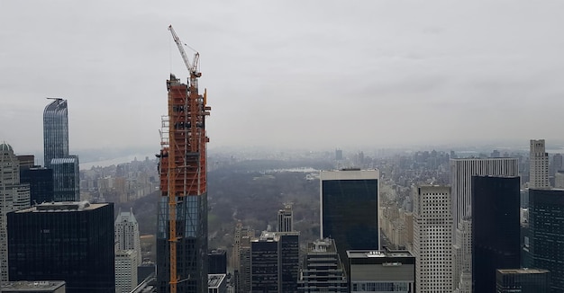 Vista panorámica de la ciudad de Nueva York con rascacielos en construcción