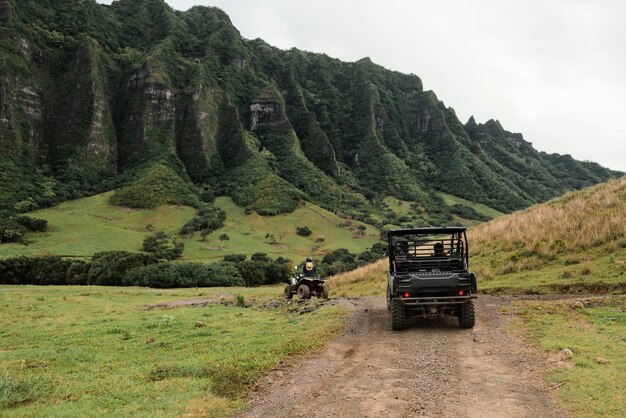 Vista panorámica del coche jeep en hawaii