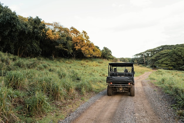 Vista panorámica del coche jeep en hawaii