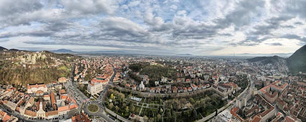 Vista panorámica de drones aéreos del antiguo centro de Brasov Rumania