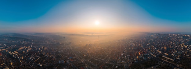 Vista panorámica de drones aéreos de Chisinau, Moldavia al amanecer.