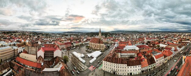 Vista panorámica de drones aéreos de la iglesia de San Miguel en Cluj Rumania