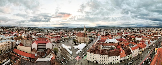 Vista panorámica de drones aéreos de la iglesia de San Miguel en Cluj Rumania