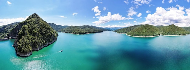 Vista panorámica de drones aéreos del lago Vidraru en Rumania