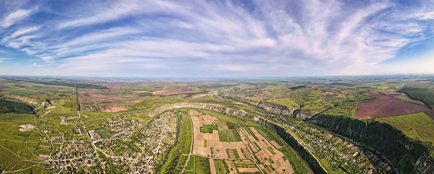 Vista panorámica de drones aéreos de una naturaleza en Moldavia