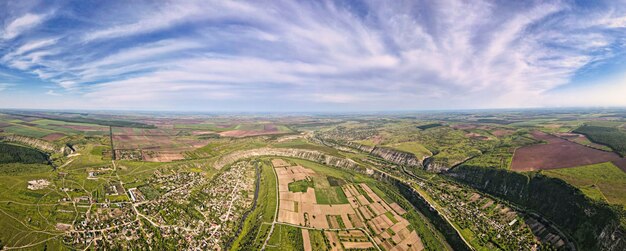 Vista panorámica de drones aéreos de una naturaleza en Moldavia