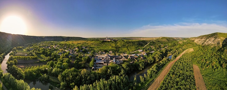 Foto gratuito vista panorámica de drones aéreos de una naturaleza en moldavia