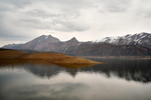 Vista panorámica del embalse de Azat en Armenia con una cadena montañosa cubierta de nieve al fondo