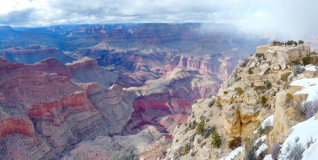 Vista panorámica del Gran Cañón en invierno con nieve