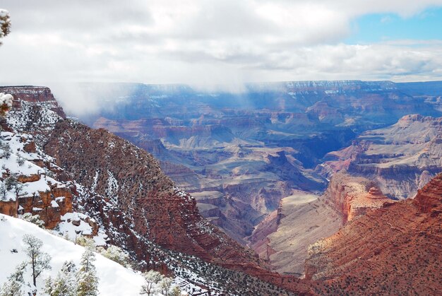 Vista panorámica del Gran Cañón en invierno con nieve