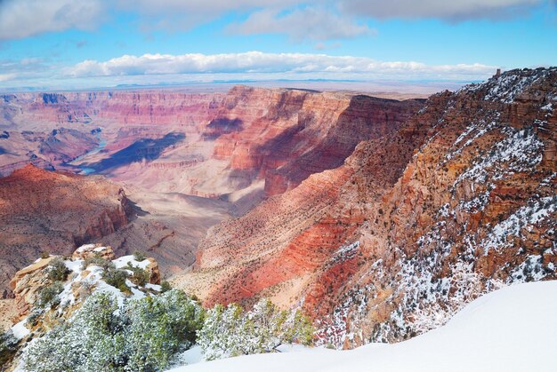 Vista panorámica del Gran Cañón en invierno con nieve