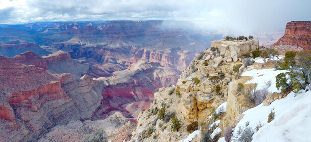 Vista panorámica del Gran Cañón en invierno con nieve