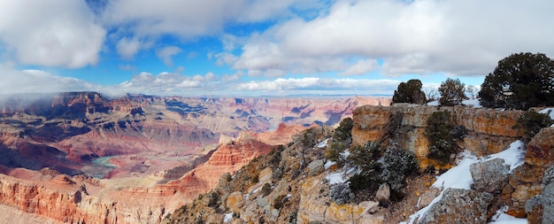 Vista panorámica del Gran Cañón en invierno con nieve