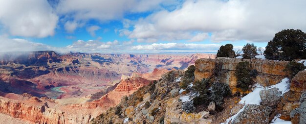 Vista panorámica del Gran Cañón en invierno con nieve