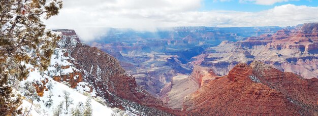 Vista panorámica del Gran Cañón en invierno con nieve