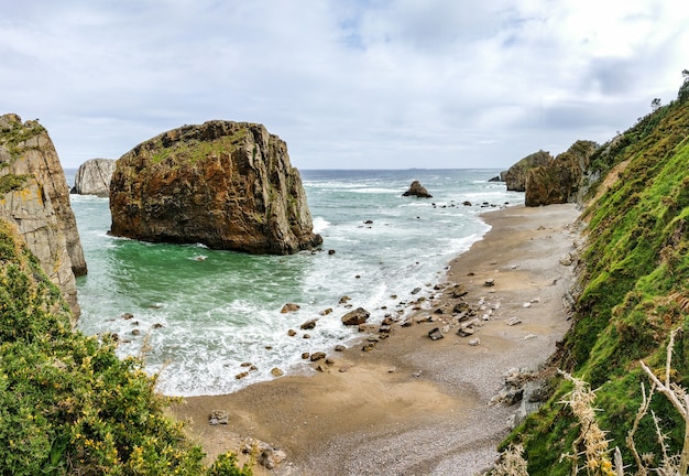 Vista panorámica de la hermosa isla cerca de la orilla del mar con un cielo despejado