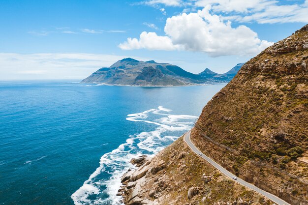 Vista panorámica de un hermoso camino en una montaña cerca de un cuerpo de agua durante el día