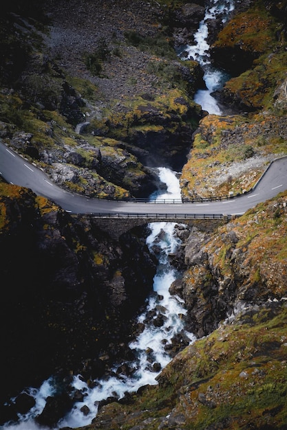 Vista panorámica de un hermoso puente sobre un río rocoso en el campo