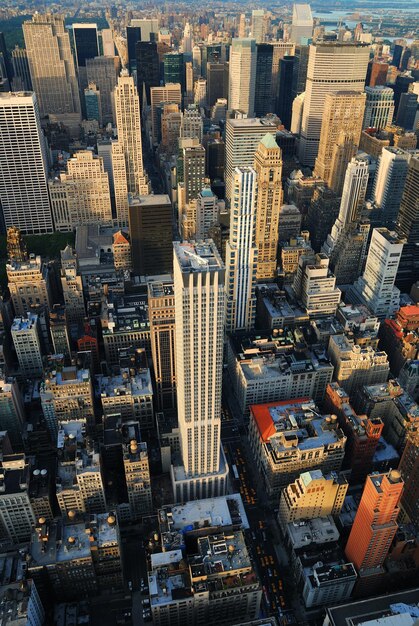 Vista panorámica del horizonte aéreo de Manhattan de Nueva York con rascacielos y edificios de oficinas en la calle.