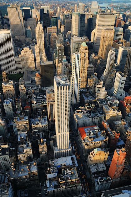 Vista panorámica del horizonte aéreo de Manhattan de Nueva York con rascacielos y edificios de oficinas en la calle.