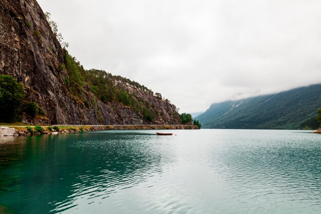 Vista panorámica del idílico lago con montaña.
