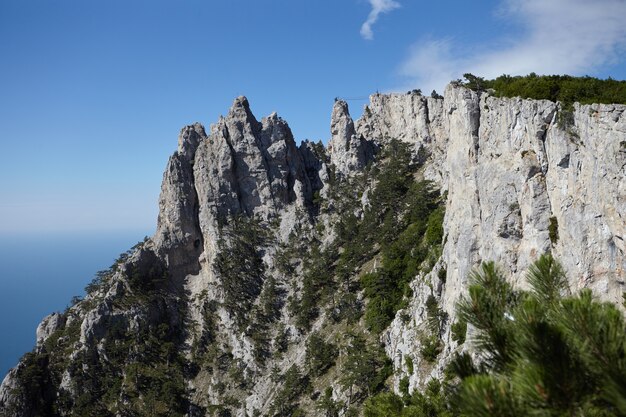 Vista panorámica del increíble monte Ai-Petri contra el cielo azul y el fondo del mar Negro. Montañas, senderismo, aventura, viajes, atracción turística, paisaje y concepto de altitud. Crimea, Rusia.