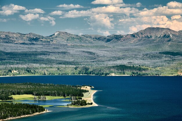 Vista panorámica del lago Yellowstone en el Parque Nacional Yellowstone, Wyoming, EE.