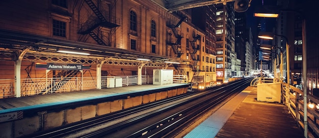 Vista panorámica de la línea de tren hacia Chicago Loop en Chicago por la noche, EE.