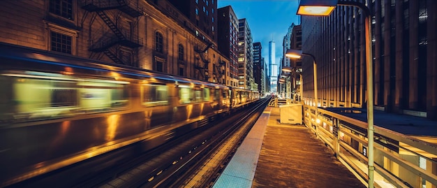 Vista panorámica de la línea de tren hacia Chicago Loop por la noche, EE.UU.