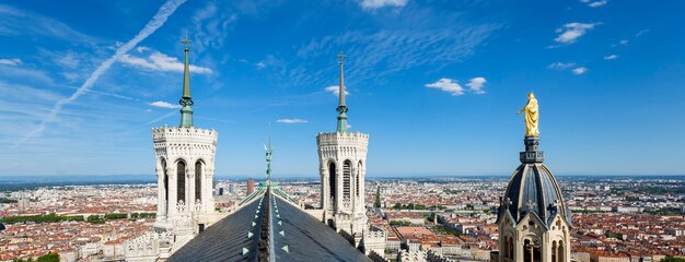 Vista panorámica de Lyon desde la cima de Notre Dame de Fourviere, Lyon, Francia.