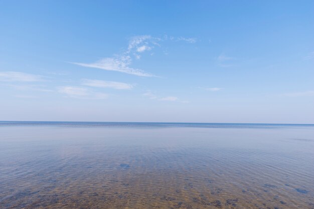 Vista panorámica del mar idílico contra el cielo azul