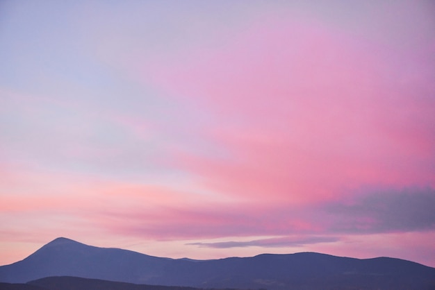 Vista panorámica de las montañas del amanecer en los Cárpatos, Ucrania.