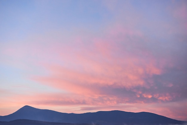 Vista panorámica de las montañas del amanecer en los Cárpatos, Ucrania.