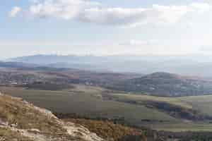 Foto gratuita vista panorámica de montañas y campos