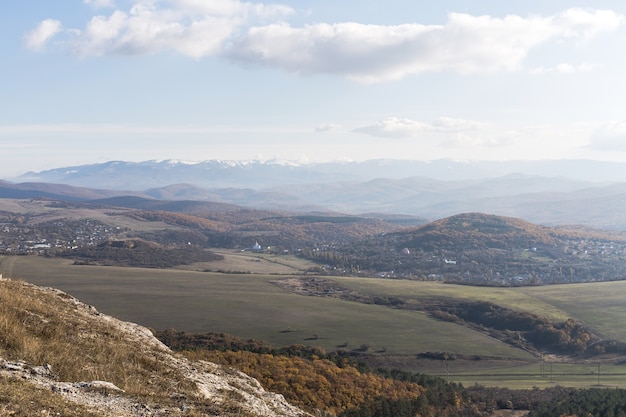 Vista panorámica de montañas y campos