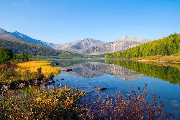 Vista panorámica de las montañas y el lago.