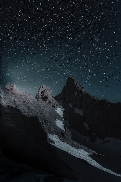 Vista panorámica de las montañas rocosas durante la noche