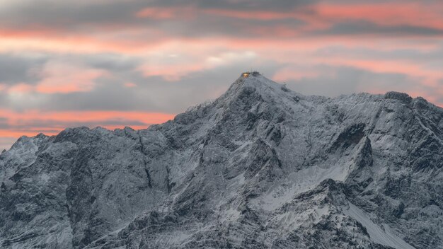 Vista panorámica de las montañas sobre un fondo de cielo al atardecer